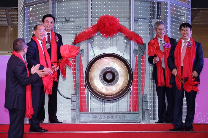 4、敲響上市銅鑼2 .jpg